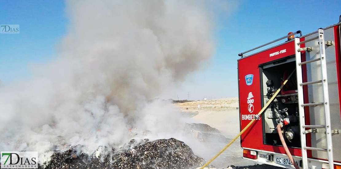 Más de 7 horas de extinción de un incendio en un Ecoparque