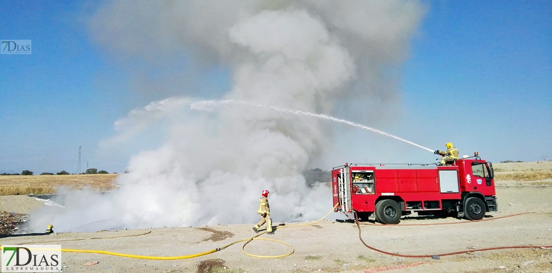 Más de 7 horas de extinción de un incendio en un Ecoparque