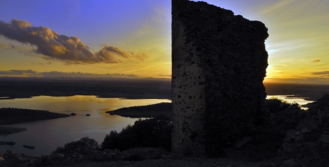 Rescatan a un hombre, grave tras caer en el castillo de Alange, y a una mujer