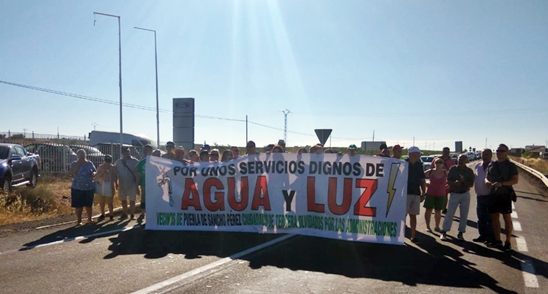 Puebla de Sancho Pérez se echa a la carretera reclamando su derecho al agua y a la luz