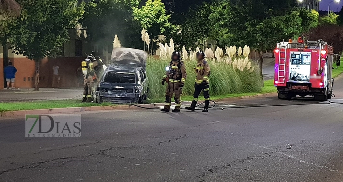 Arde un vehículo y acaba empotrado en una mediana (Badajoz)