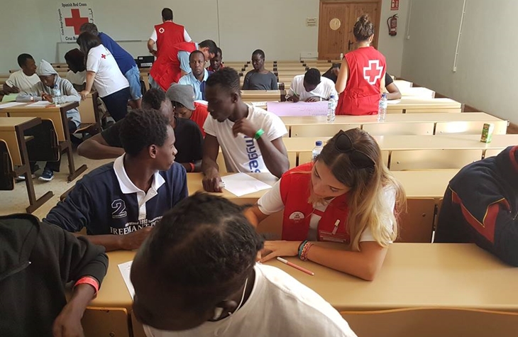 El Centro de Acogida de Mérida ofrece clases de español a los migrantes