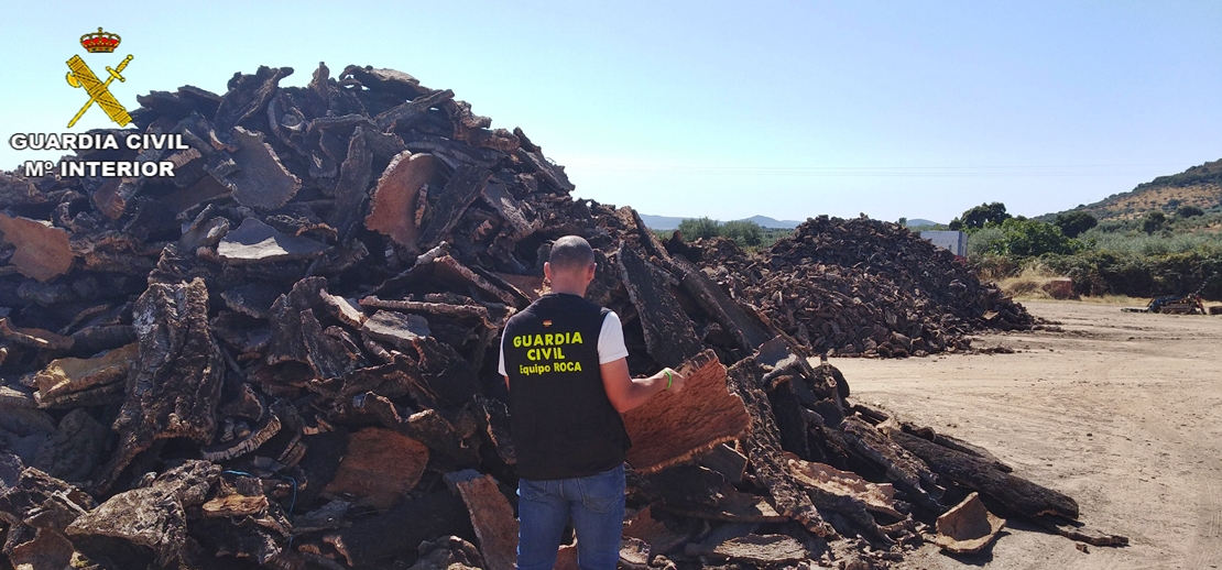 Un vecino de Arromolinos detenido por hurtar 300 kilogramos de corcho de varias fincas