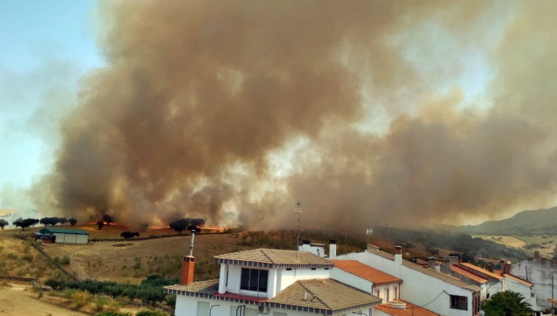 El INFOEX vigila los incendios ya controlados y pide extremar la precaución debido a la ola de calor