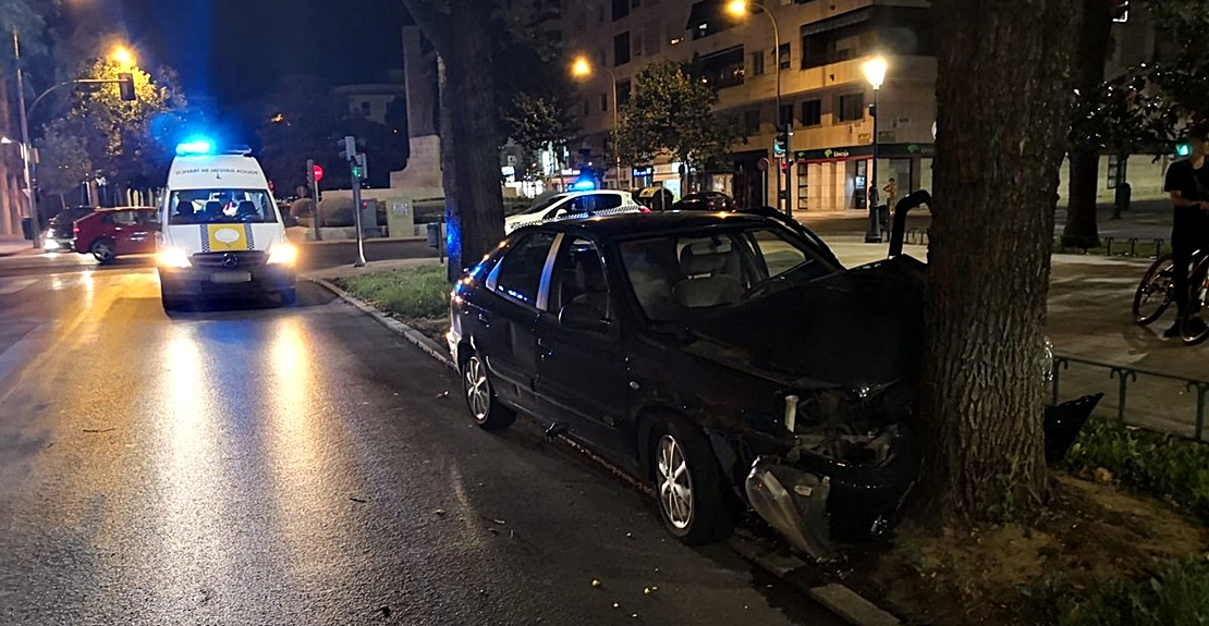 Cuatro jóvenes heridos en un accidente en la avenida de Colón (Badajoz)