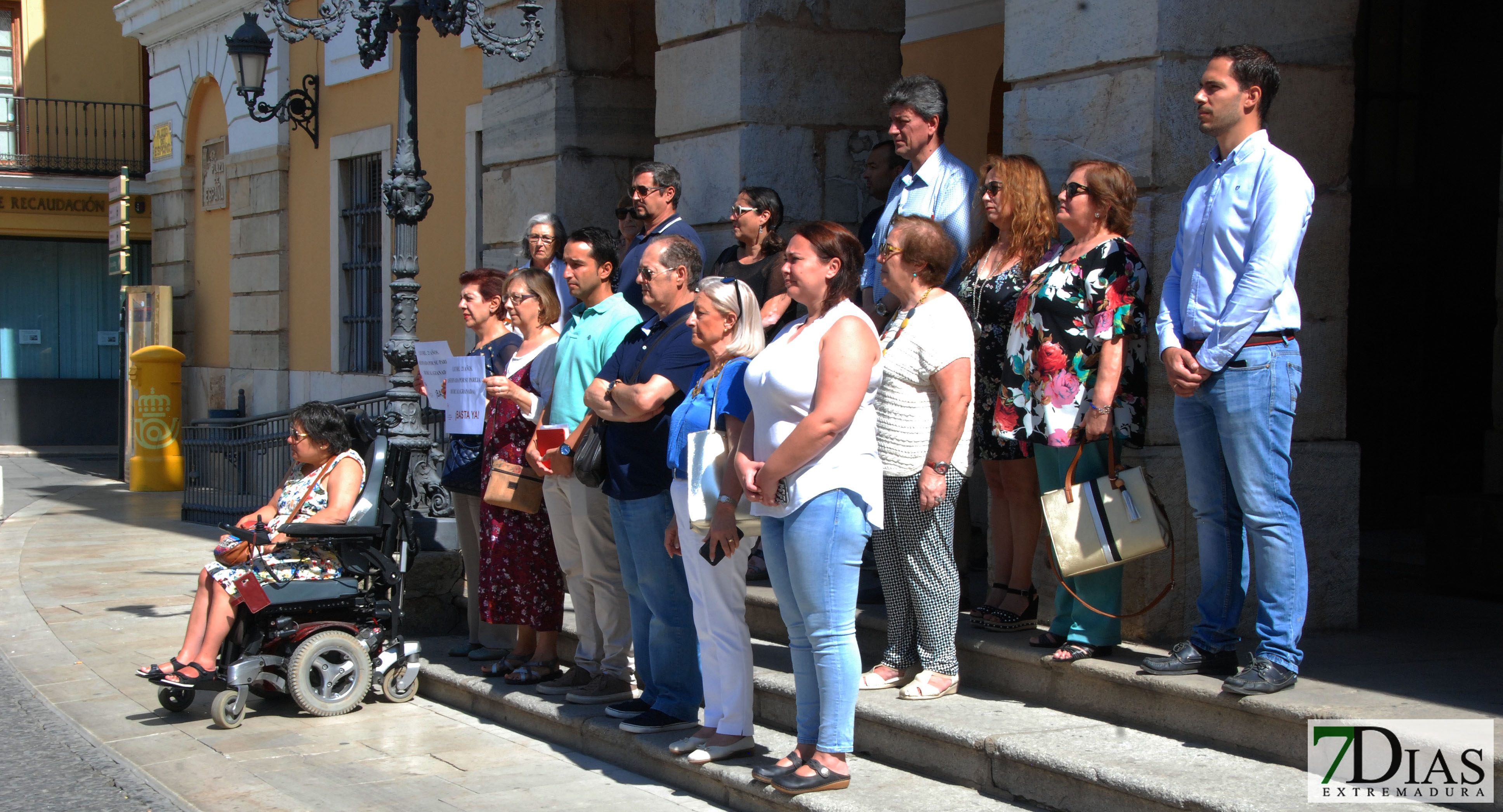 Minuto de silencio por Leyre, asesinada por su pareja en Granada