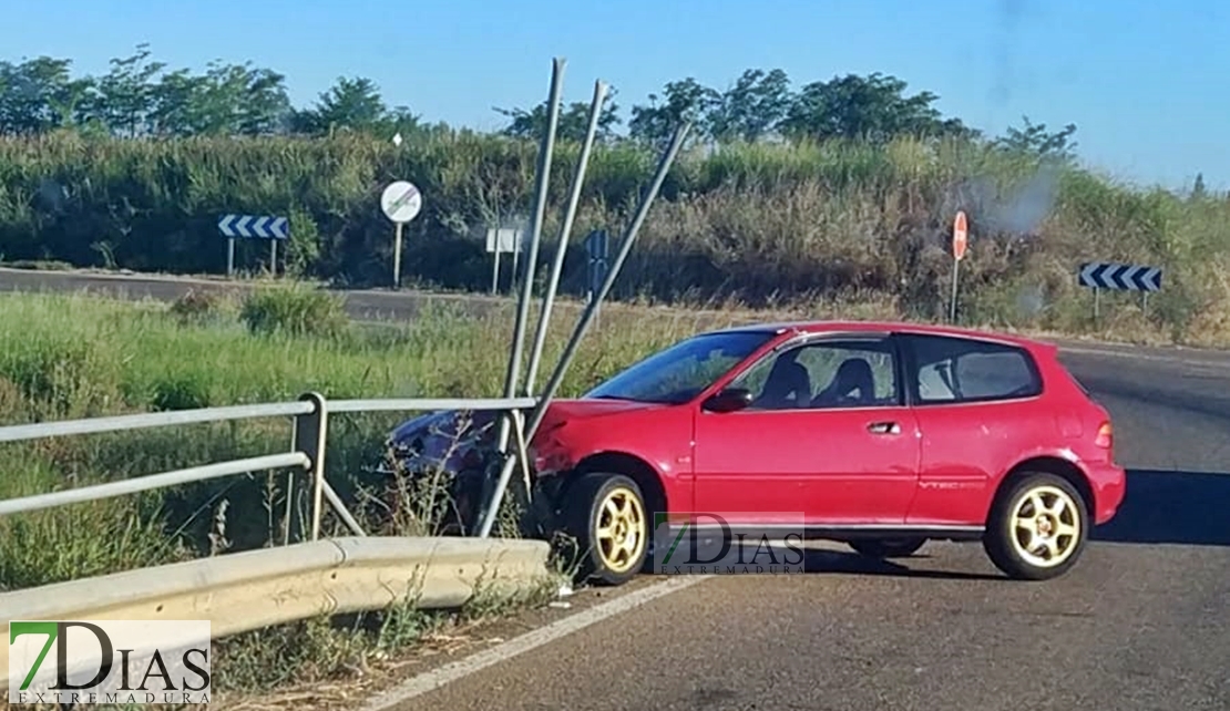 Se sale de una curva y choca contra la barandilla de un puente