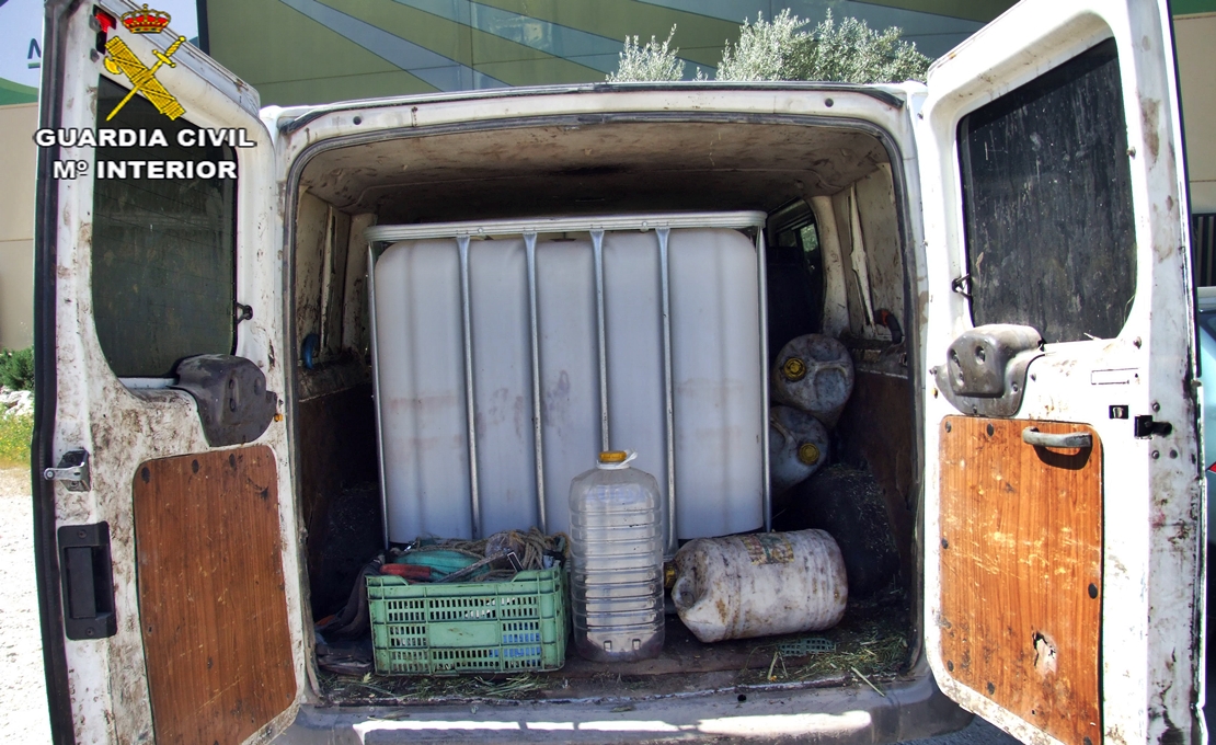 La Guardia Civil desarticula una banda organizada especializada en el robo de aceite de oliva