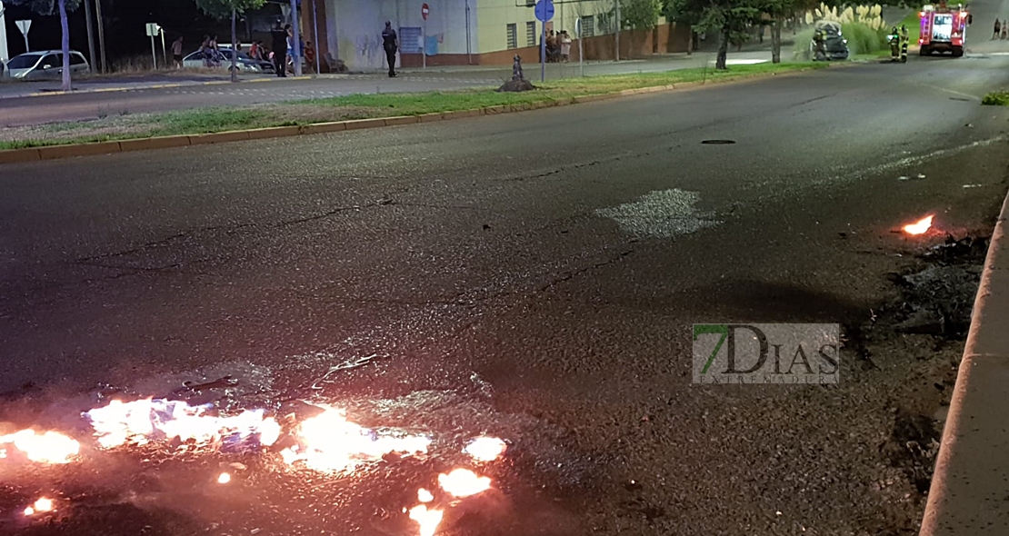 Arde un vehículo y acaba empotrado en una mediana (Badajoz)