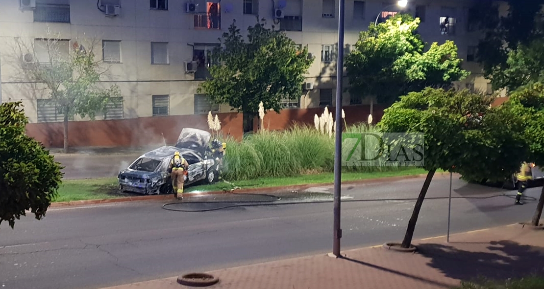 Arde un vehículo y acaba empotrado en una mediana (Badajoz)