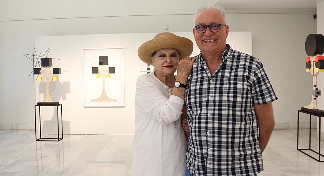 Lucía Bosé visita la exposición de Miguel Sansón en la sala de la Diputación de Badajoz
