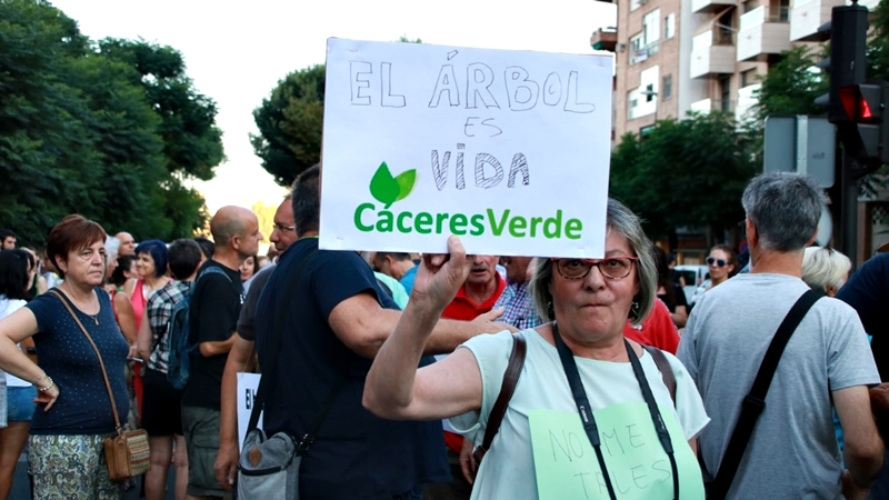 Centenares de pacenses dicen SI a los olmos