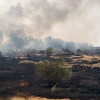 Esfuerzo titánico de los bomberos para extinguir un incendio en Hinojosa