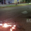 Arde un vehículo y acaba empotrado en una mediana (Badajoz)