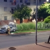 Arde un vehículo y acaba empotrado en una mediana (Badajoz)