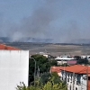 Los bomberos evitan que un incendio forestal afecte a la Sierra de San Pedro