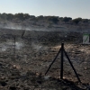 Los bomberos evitan que un incendio forestal afecte a la Sierra de San Pedro