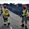 Los bomberos evitan que un incendio forestal afecte a la Sierra de San Pedro