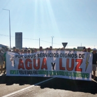 Puebla de Sancho Pérez se echa a la carretera reclamando su derecho al agua y a la luz