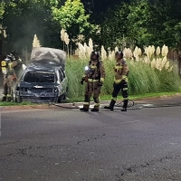 Arde un vehículo y acaba empotrado en una mediana (Badajoz)