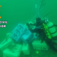Buzos de la Guardia Civil recuperan del fondo marino 4.700kg de hachís