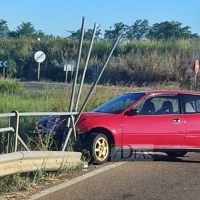 Se sale de una curva y choca contra la barandilla de un puente