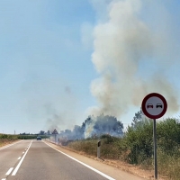 Bomberos de Badajoz sofocan un incendio en Valdebótoa