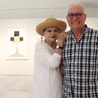 Lucía Bosé visita la exposición de Miguel Sansón en la sala de la Diputación de Badajoz