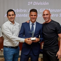 El extremeño Gil Manzano recibe el premio al mejor árbitro de Primera División