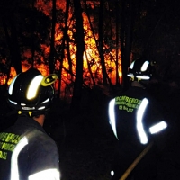 Imágenes de las labores nocturnas de los Bomberos en el incendio de Jola