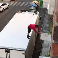 Un camión de reparto causa daños en la cornisa de un edificio pacense