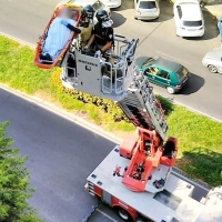 Los Bomberos auxilian a una mujer accediendo por la fachada de un edificio