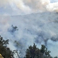 Medios aéreos trabajan en la extinción de un incendio en Cabezuela Del Valle