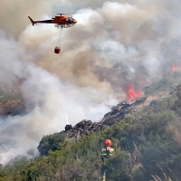Dificultades para extinguir el incendio en el Valle del Jerte, continúa activo