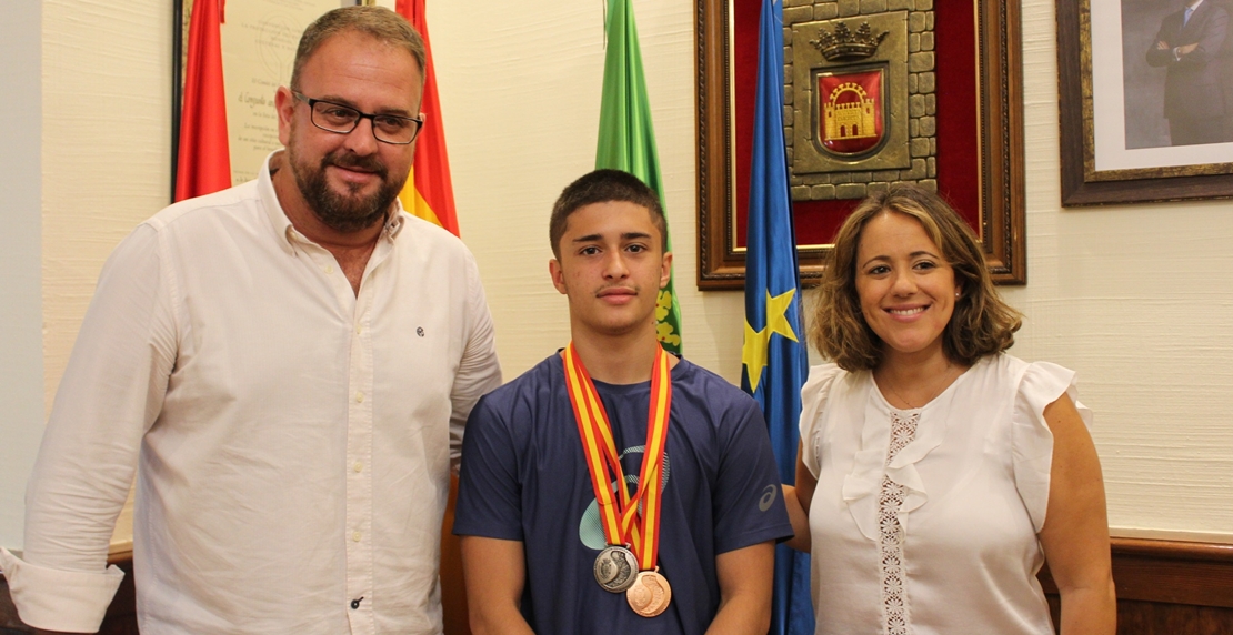 Osuna recibe al gimnasta Sergio Moreno, plata y bronce en el campeonato de España