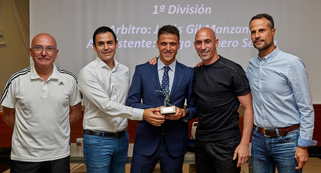 El extremeño Jesús Gil Manzano recibe el premio al mejor árbitro de Primera División