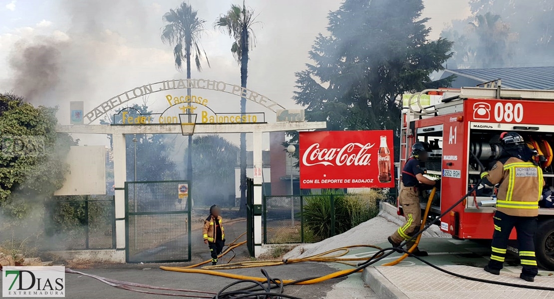 Las llamas casi alcanzan las instalaciones polideportivas del Pabellón Juancho Pérez