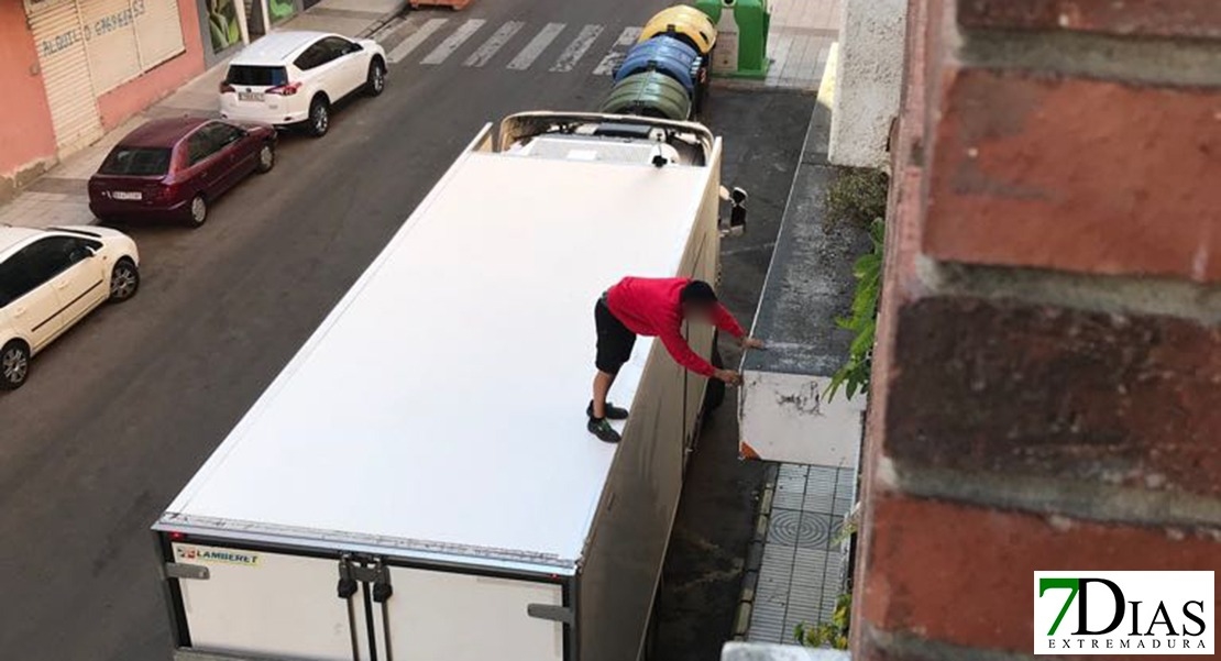 Un camión de reparto causa daños en la cornisa de un edificio pacense