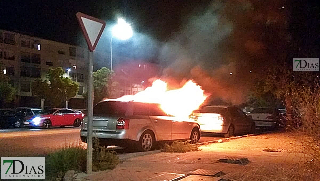 Arde otro vehículo aparcado en las calles de Badajoz