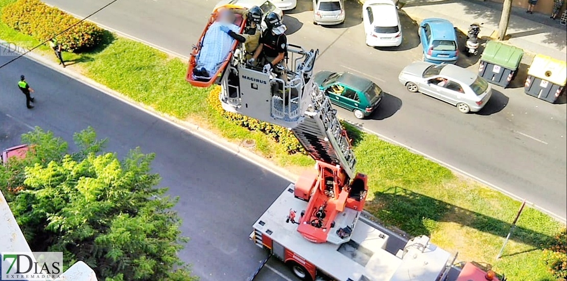 Los Bomberos auxilian a una mujer accediendo por la fachada de un edificio