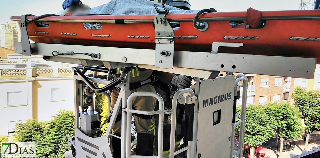 Los Bomberos auxilian a una mujer accediendo por la fachada de un edificio