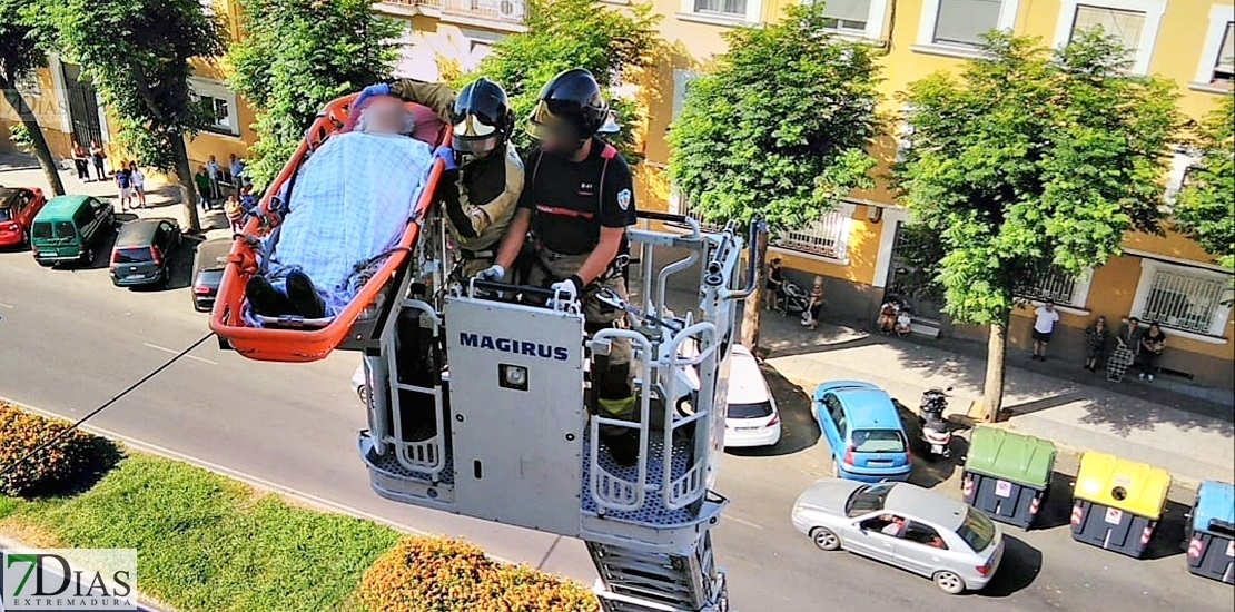 Los Bomberos auxilian a una mujer accediendo por la fachada de un edificio