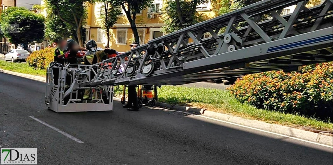 Los Bomberos auxilian a una mujer accediendo por la fachada de un edificio