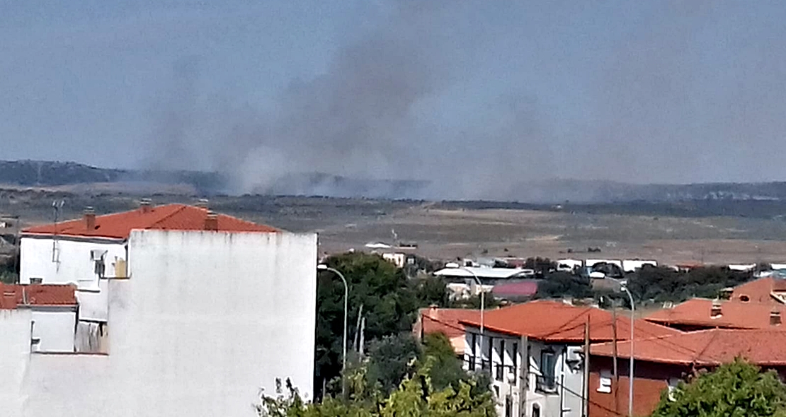 Los bomberos evitan que un incendio forestal afecte a la Sierra de San Pedro