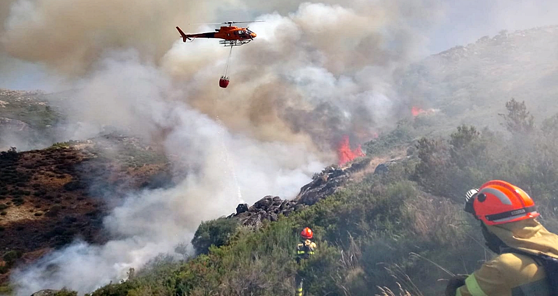 Dificultades para extinguir el incendio en el Valle del Jerte, continúa activo