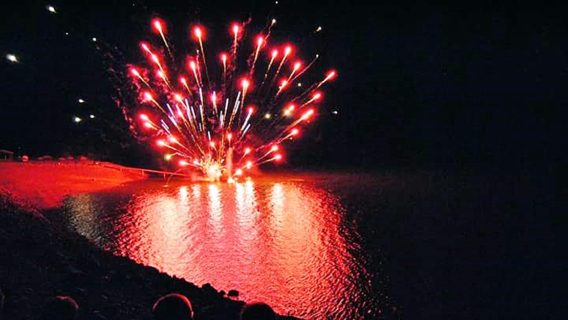 Fuegos artificiales en el pantano de Alange