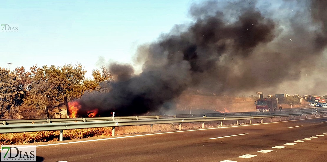 Grandes retenciones en la autovía A-5 por el incendio de un tráiler