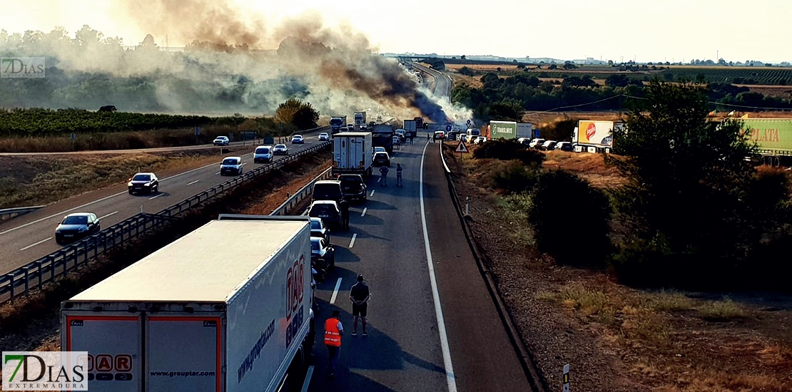 Grandes retenciones en la autovía A-5 por el incendio de un tráiler