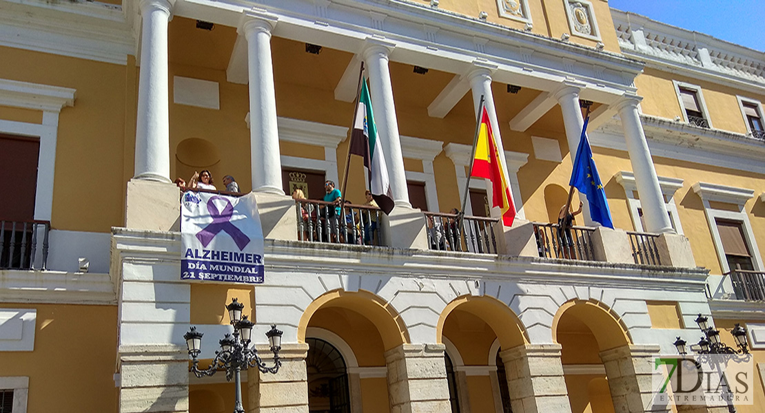 Lazo en el ayuntamiento para conmemorar el Día del Alzheimer en Badajoz