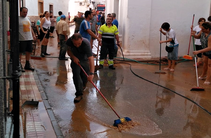 Vecinos, Bomberos y Guardia Civil trabajan juntos para que La Morera vuelva a la normalidad